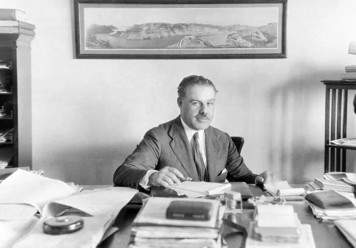 Foto en blanco y negro del ingeniero Rafael Benjumea y Burín, ingeniero del Caminito del Rey, sentado en su oficina. Archivo UMA